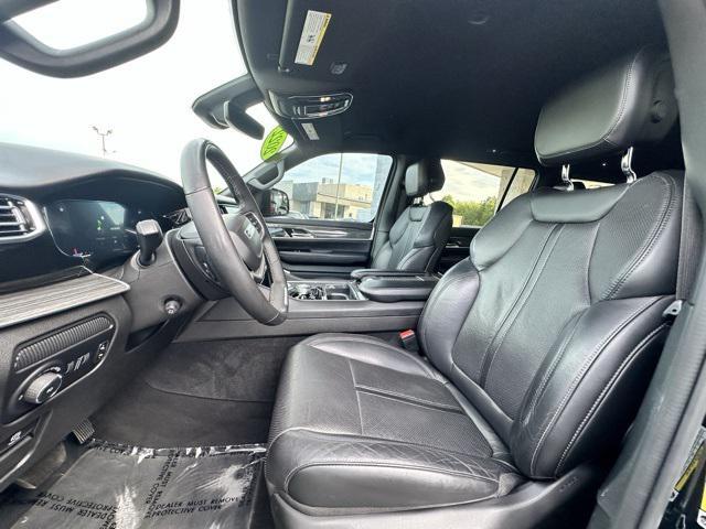 Photo of 2022 Diamond Black Crystal Pearlcoat Jeep Wagoneer