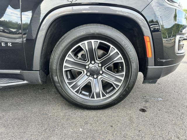 Photo of 2022 Diamond Black Crystal Pearlcoat Jeep Wagoneer