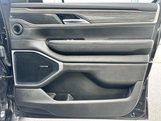 Photo of 2022 Diamond Black Crystal Pearlcoat Jeep Wagoneer