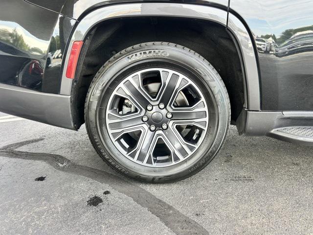 Photo of 2022 Diamond Black Crystal Pearlcoat Jeep Wagoneer