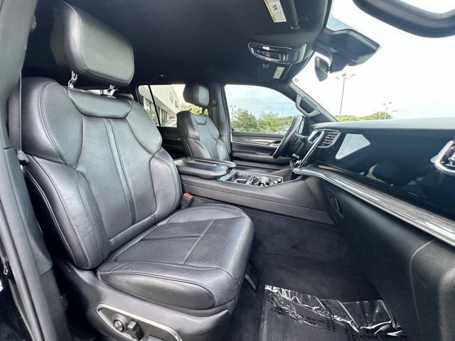 Photo of 2022 Diamond Black Crystal Pearlcoat Jeep Wagoneer