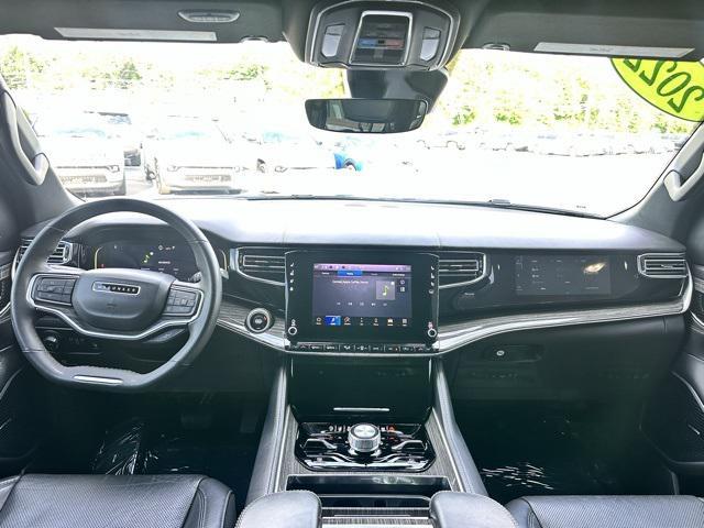 Photo of 2022 Diamond Black Crystal Pearlcoat Jeep Wagoneer