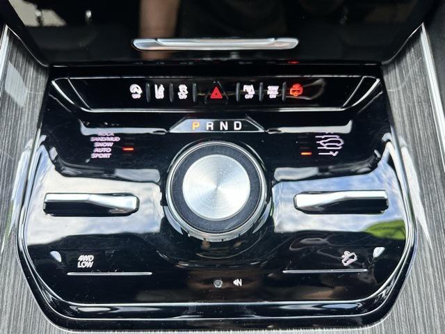 Photo of 2022 Diamond Black Crystal Pearlcoat Jeep Wagoneer