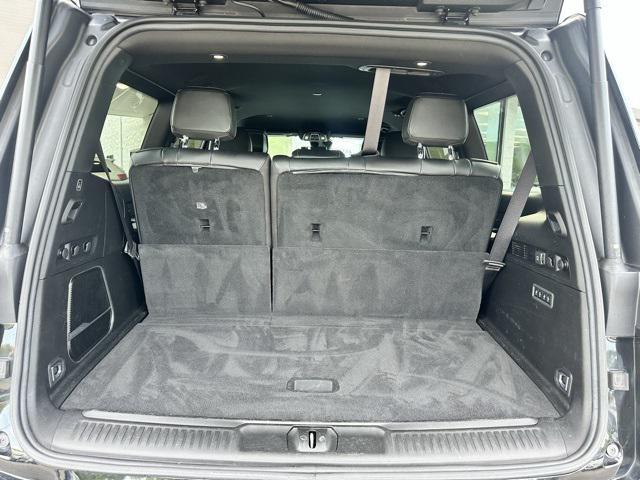Photo of 2022 Diamond Black Crystal Pearlcoat Jeep Wagoneer