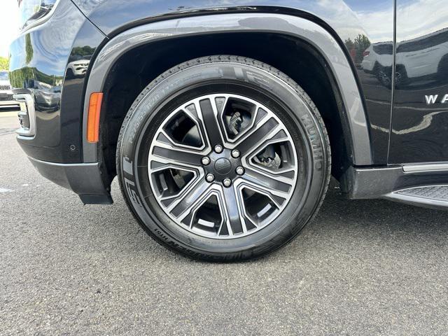 Photo of 2022 Diamond Black Crystal Pearlcoat Jeep Wagoneer