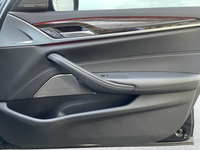 Photo of 2021 Carbon Black Metallic BMW 540