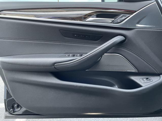 Photo of 2021 Carbon Black Metallic BMW 540