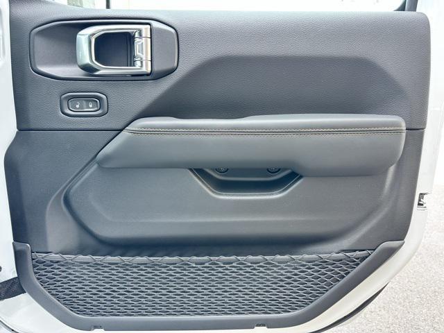 Photo of 2025 Bright White Clearcoat Jeep Wrangler