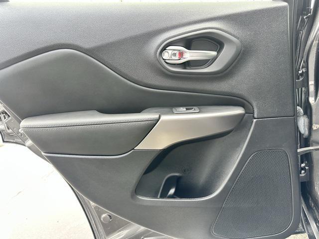 Photo of 2022 Granite Crystal Metallic Clearcoat Jeep Cherokee