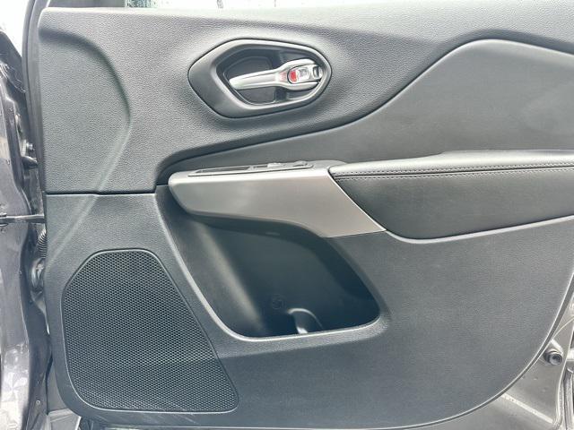 Photo of 2022 Granite Crystal Metallic Clearcoat Jeep Cherokee
