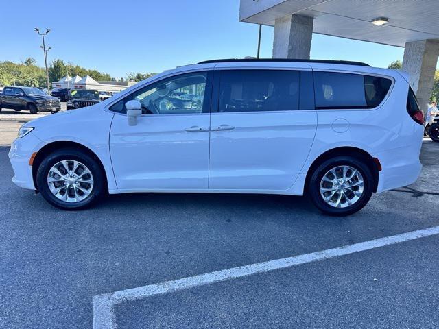 Photo of 2022 Bright White Clearcoat Chrysler Pacifica