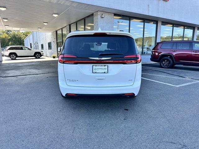 Photo of 2022 Bright White Clearcoat Chrysler Pacifica