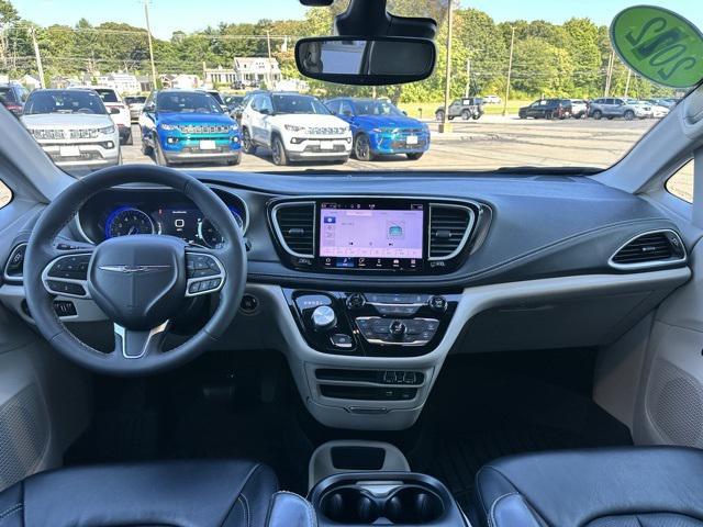 Photo of 2022 Bright White Clearcoat Chrysler Pacifica