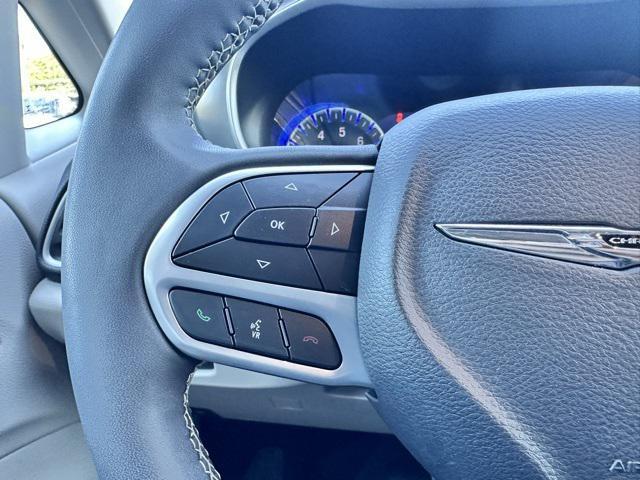 Photo of 2022 Bright White Clearcoat Chrysler Pacifica
