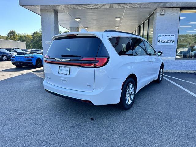 Photo of 2022 Bright White Clearcoat Chrysler Pacifica