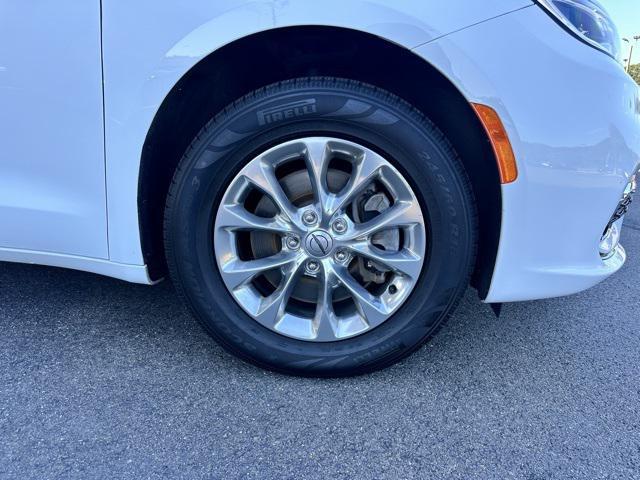Photo of 2022 Bright White Clearcoat Chrysler Pacifica