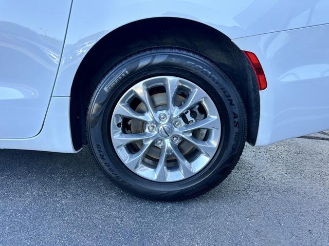 Photo of 2022 Bright White Clearcoat Chrysler Pacifica