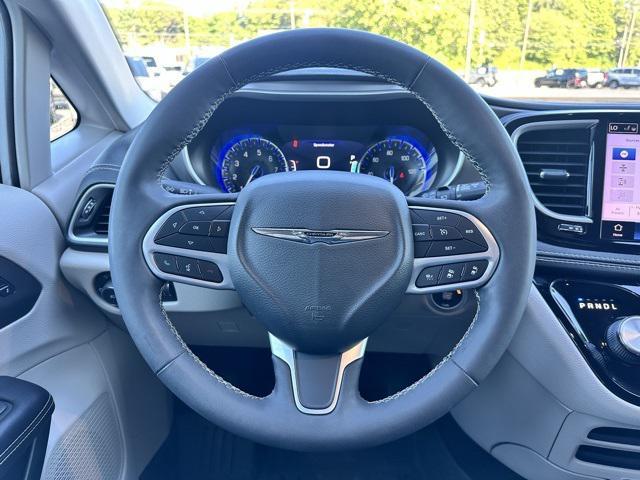 Photo of 2022 Bright White Clearcoat Chrysler Pacifica