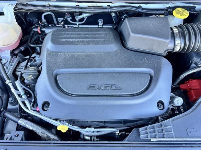 Photo of 2022 Bright White Clearcoat Chrysler Pacifica