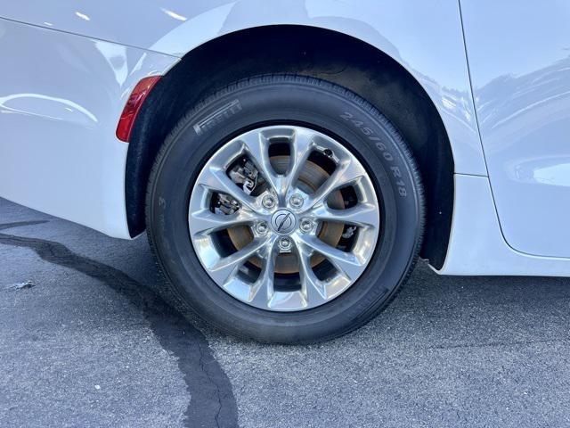 Photo of 2022 Bright White Clearcoat Chrysler Pacifica