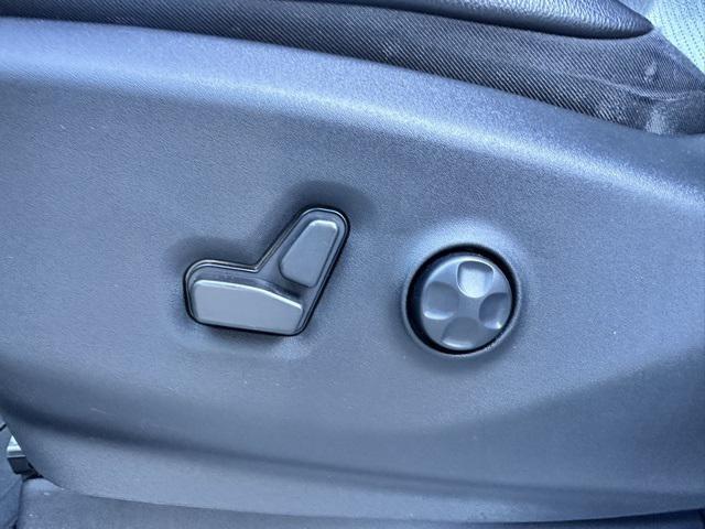 Photo of 2022 Bright White Clearcoat Chrysler Pacifica