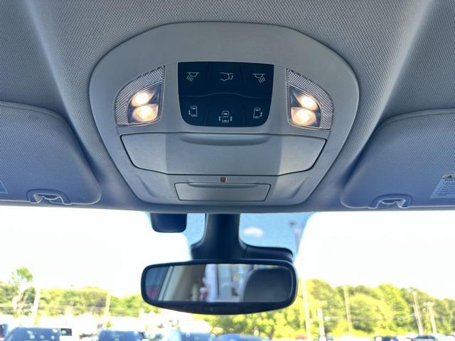 Photo of 2022 Bright White Clearcoat Chrysler Pacifica