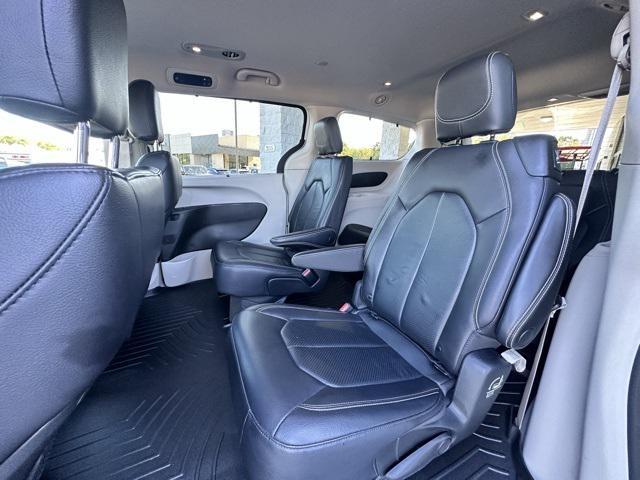 Photo of 2022 Bright White Clearcoat Chrysler Pacifica