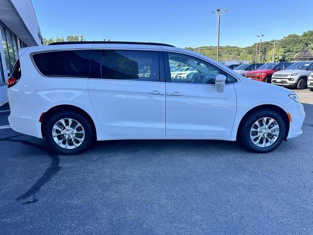 Photo of 2022 Bright White Clearcoat Chrysler Pacifica