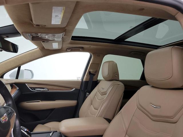 Photo of 2018 White Cadillac XT5