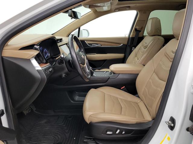 Photo of 2018 White Cadillac XT5
