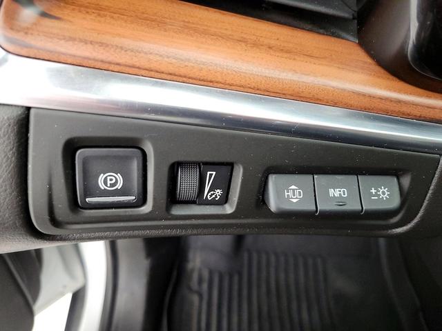 Photo of 2018 White Cadillac XT5