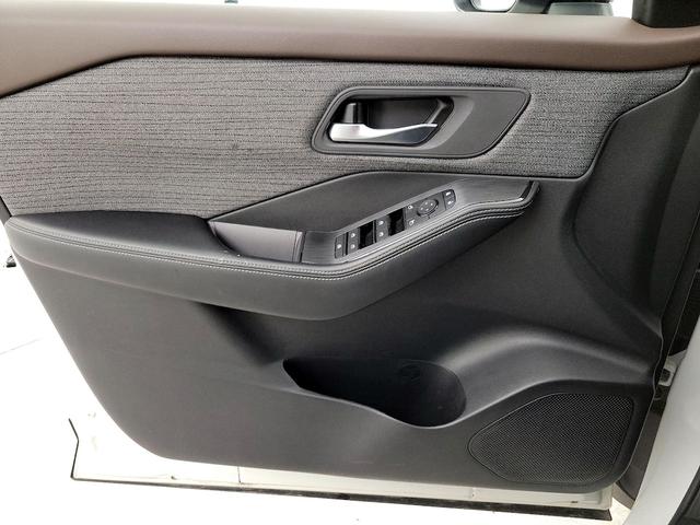 Photo of 2023 White Nissan Rogue