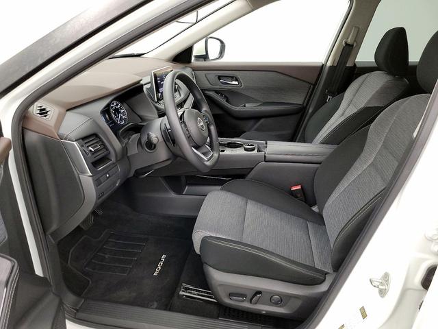 Photo of 2023 White Nissan Rogue