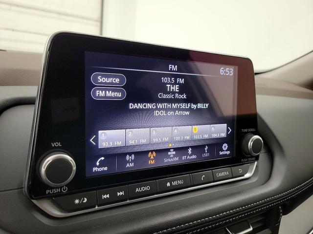 Photo of 2023 White Nissan Rogue