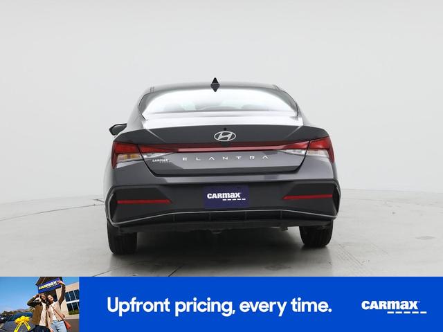 Photo of 2025 Gray Hyundai ELANTRA