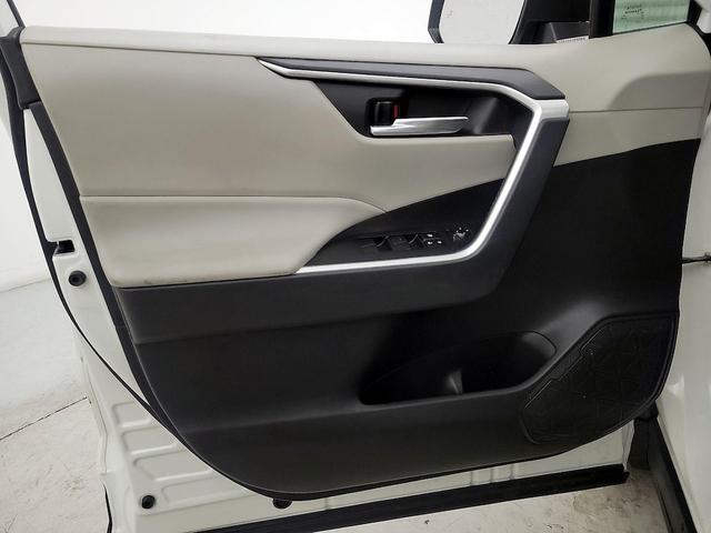 Photo of 2021 White Toyota RAV4