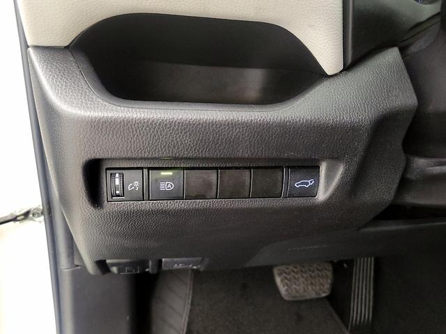 Photo of 2021 White Toyota RAV4