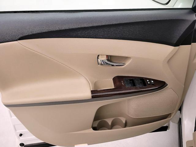 Photo of 2015 White Toyota Venza