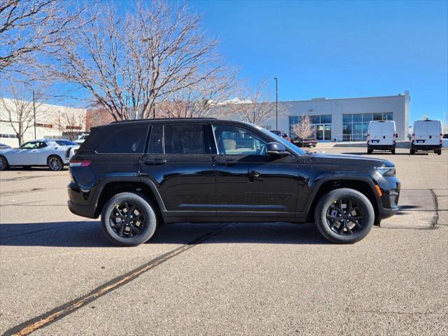 Photo of 2025 Diamond Black Crystal Pearlcoat Jeep Grand Cherokee