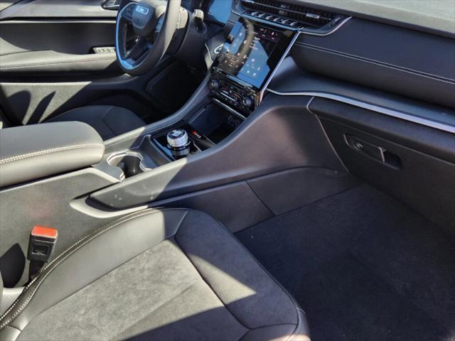 Photo of 2025 Diamond Black Crystal Pearlcoat Jeep Grand Cherokee