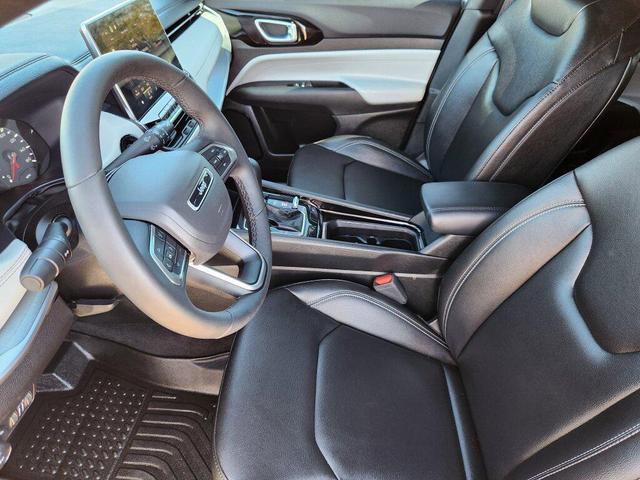 Photo of 2025 Silver Zynith Metallic Clearcoat Jeep Compass