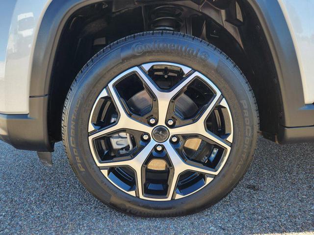 Photo of 2025 Silver Zynith Metallic Clearcoat Jeep Compass