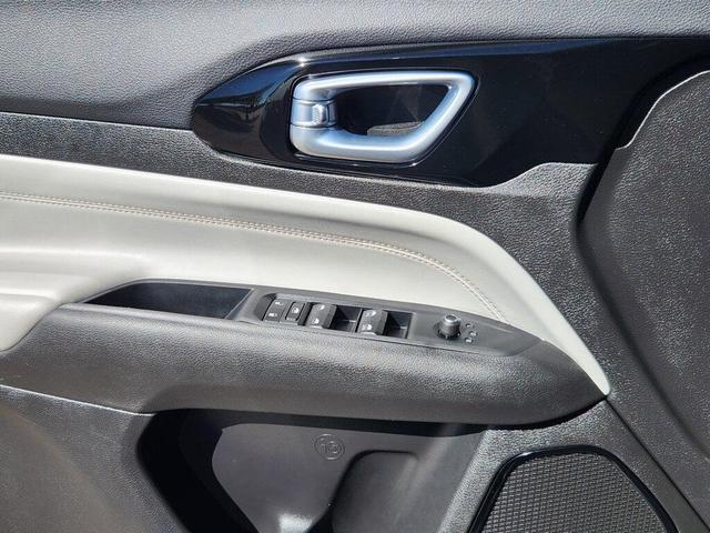 Photo of 2025 Silver Zynith Metallic Clearcoat Jeep Compass