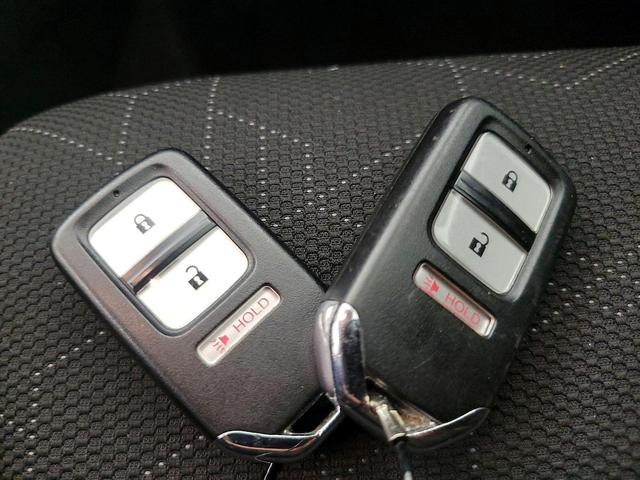 Photo of 2015 White Honda Fit