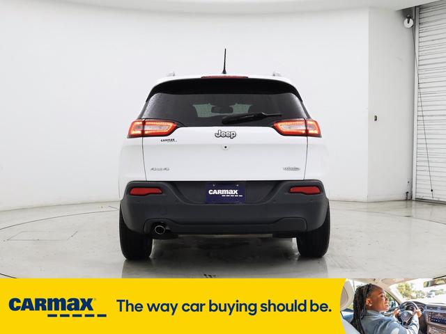 Photo of 2016 White Jeep Cherokee