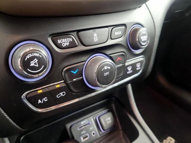 Photo of 2016 White Jeep Cherokee
