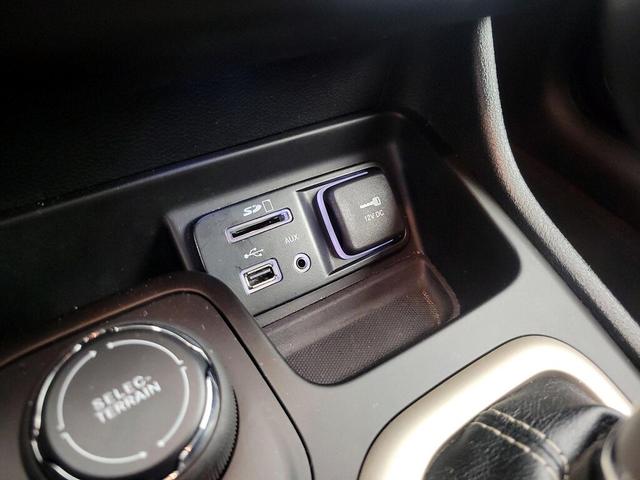 Photo of 2016 White Jeep Cherokee