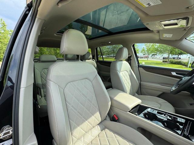 Photo of 2024 Deep Black Pearl Volkswagen Atlas