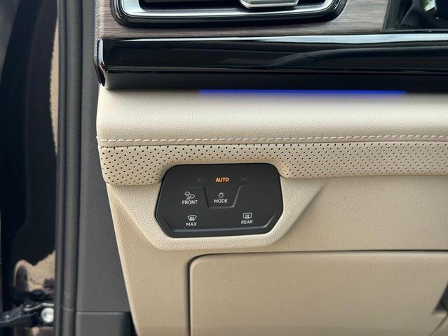 Photo of 2024 Deep Black Pearl Volkswagen Atlas