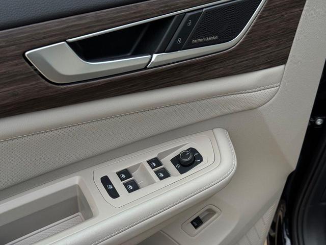 Photo of 2024 Deep Black Pearl Volkswagen Atlas